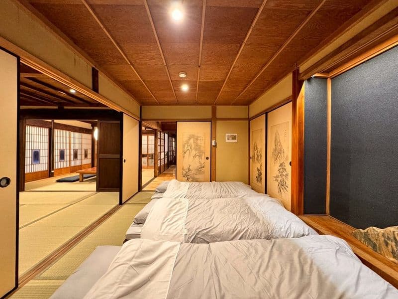和室に並べて敷いた布団と、床の間の掛け軸