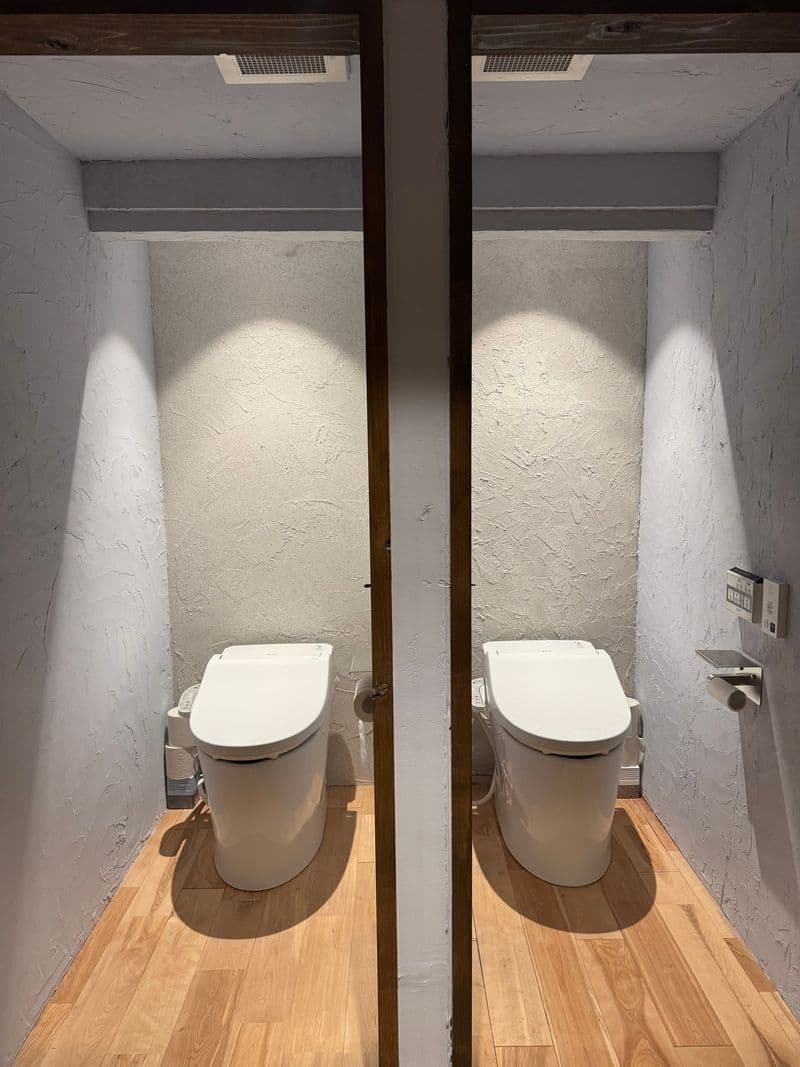 並んで配置された2室のトイレ