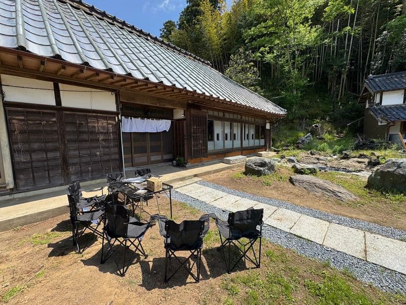 庭に広げたアウトドアチェアとバーベキューテーブル