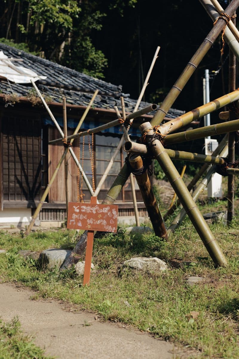 竹で組んだジャングルジムと手書きの看板