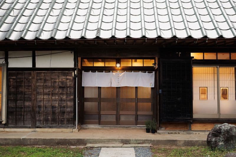 のれんの掛かった玄関の格子戸