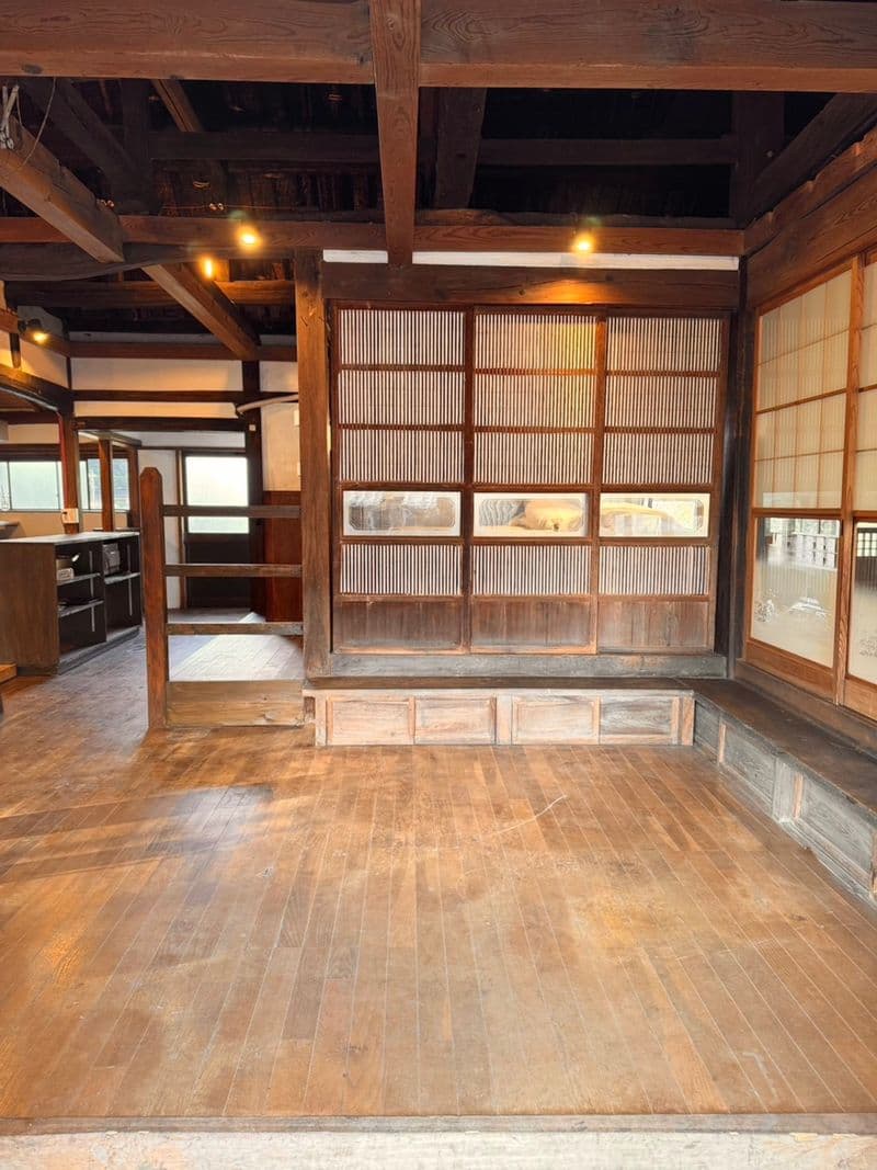 太い梁と格子戸に囲まれた板の間