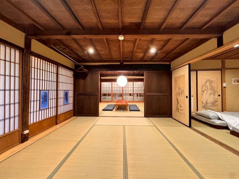 畳の続き間と、奥に置いた座卓・座布団