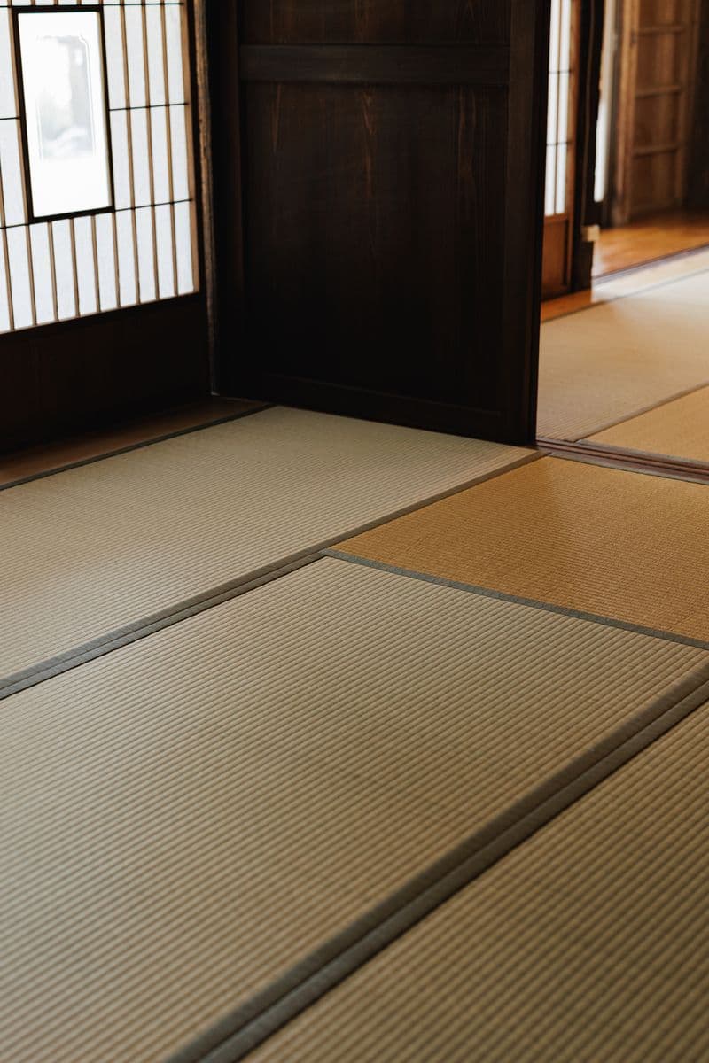 畳の敷き目と、開いた襖の足元